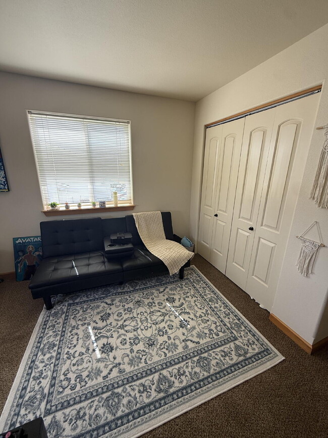 Building Photo - "Spacious 3-Bed & 2.5 Baths in 1700 Sq Ft!"