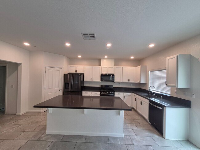 Building Photo - Come home to this Beautiful Newer 3 Bedroom 2.5 bath home