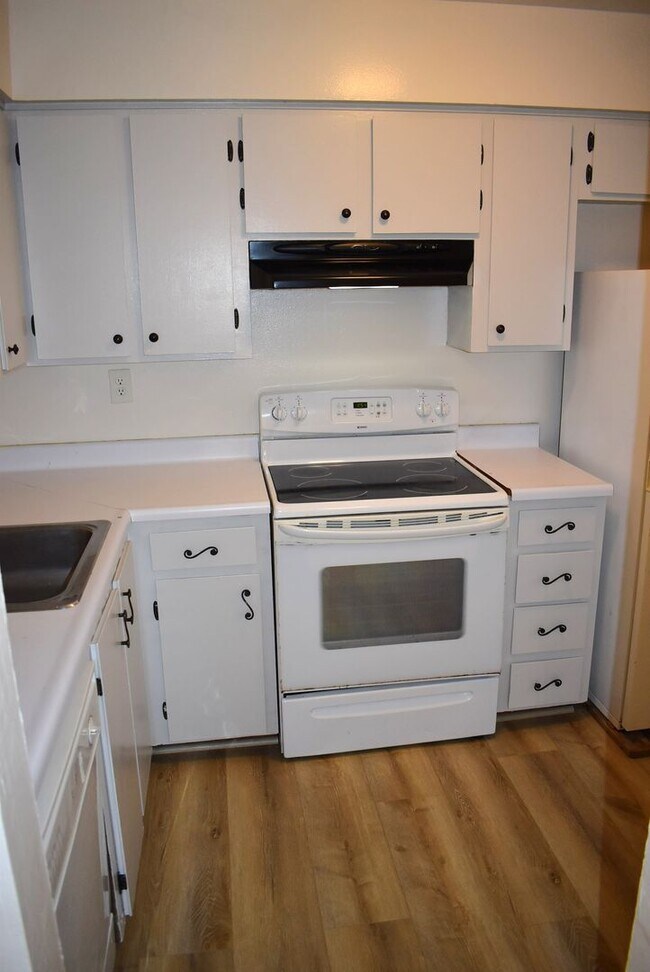 Building Photo - Nice condo unit with a community pool, cen...