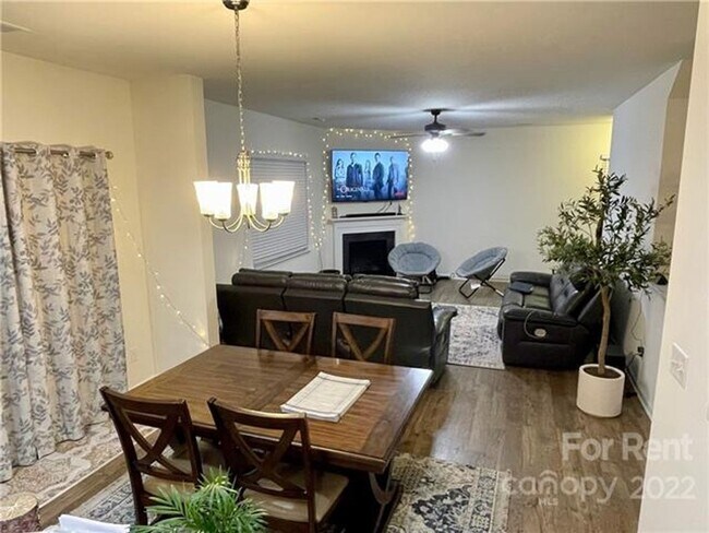 Building Photo - Captivating Single Family Home | 3 BR/2.5BA | 1-Car Covered Parking |In Highland Park