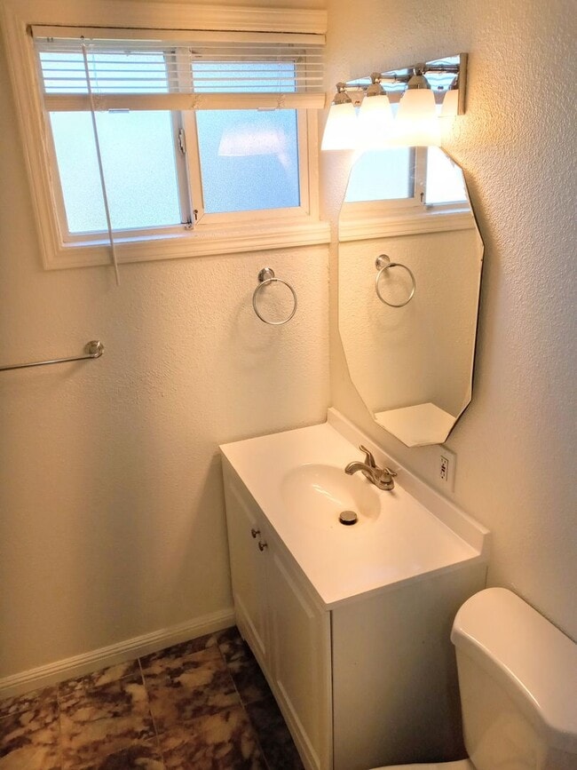 Building Photo - Recently Remodeled 3bd Single Story House Accepting Pets!