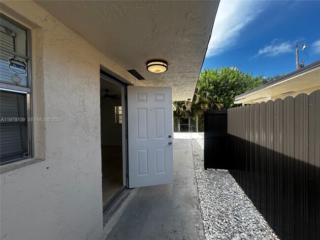 Building Photo - 916 SW 10th St