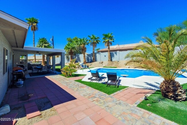 Building Photo - Long Term Rental heated pool & hot tub