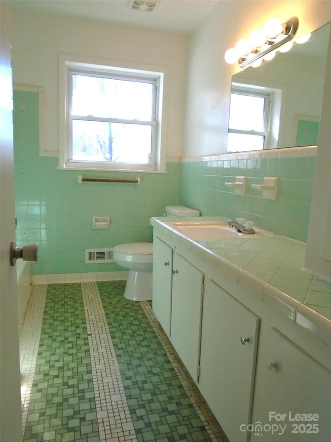 Building Photo - 322 N Hoskins Rd