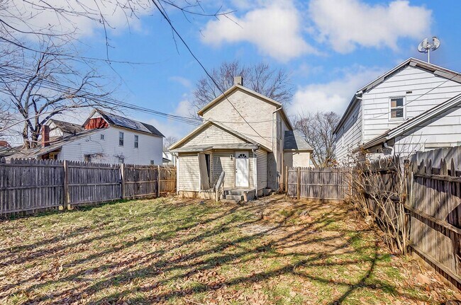 Building Photo - Four Bedroom Available in Dayton!