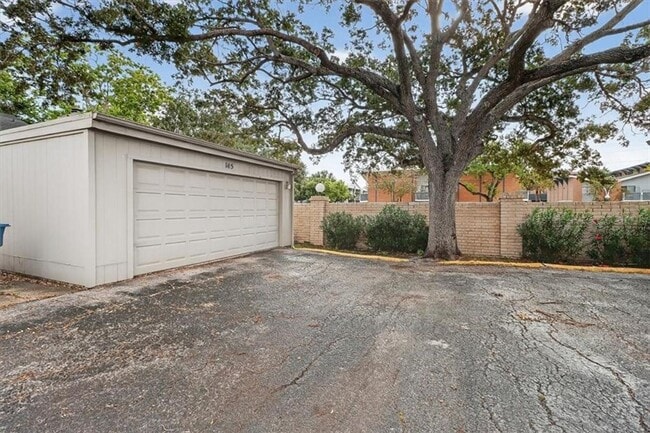 Building Photo - 145 Lake Shore Dr