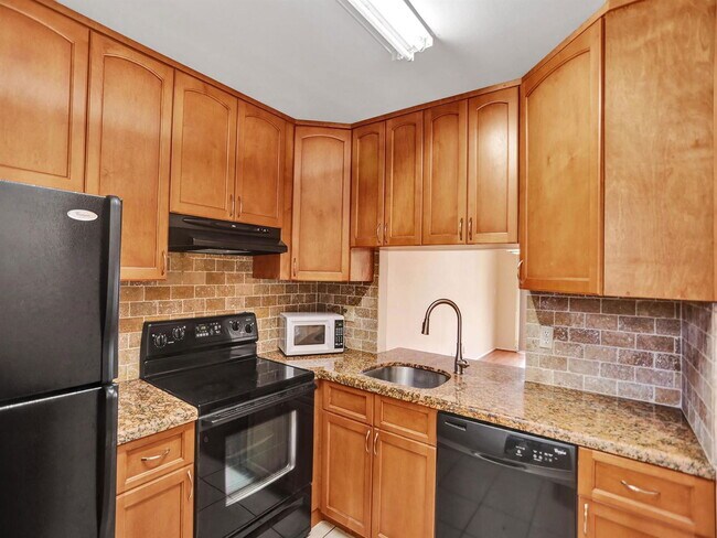 Building Photo - 9330 Lagoon Pl