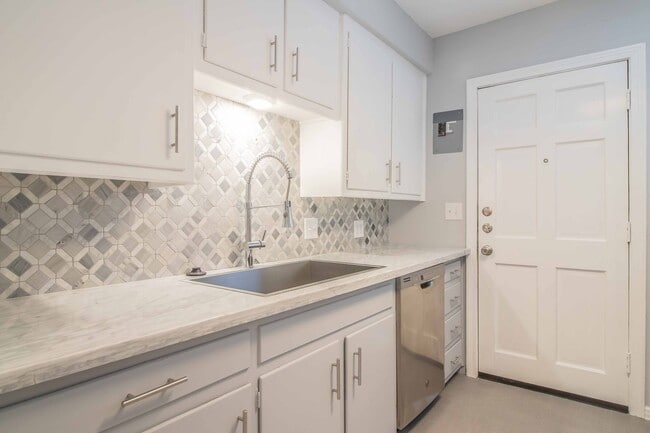 Building Photo - CHARMING 2 Bedroom, 1 Bathroom Arlington H...