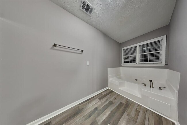 Building Photo - 2150 Lakeway Dr