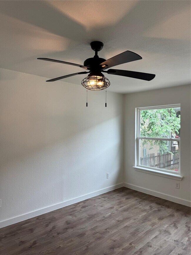 Building Photo - 2124 Burton Dr