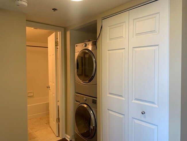 Building Photo - Rarely Available Penthouse 1BD/1BA in Gros...