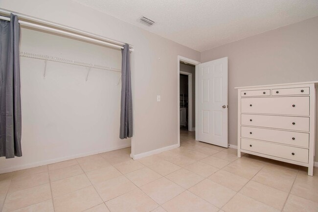 Building Photo - 2/1 Close to Downtown Tampa and University...