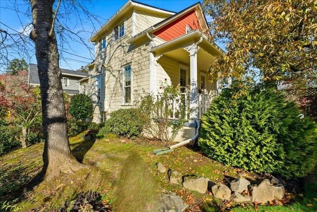 Building Photo - Charming Updated Home in SE Portland!