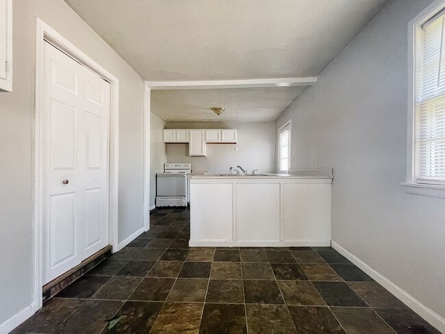 Building Photo - 4 Bed 2 Bath