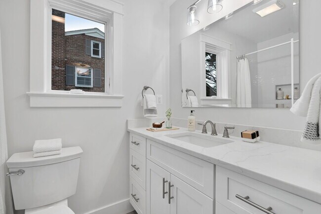 Building Photo - "Luxurious 6-Bed, 6-Bath Arlington Retreat...