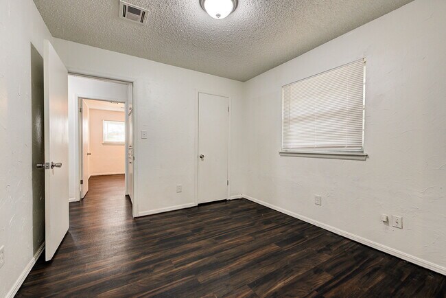 Building Photo - 1627 Surrey Dr