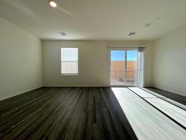 Building Photo - Centennial LIKE-NEW beautiful 3-bedroom, 2.5-bath townhome is a must-see!