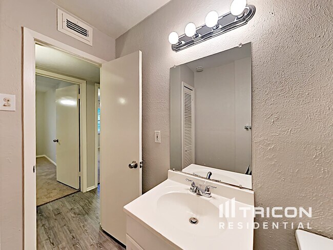 Building Photo - 3221 Edgebrook Dr
