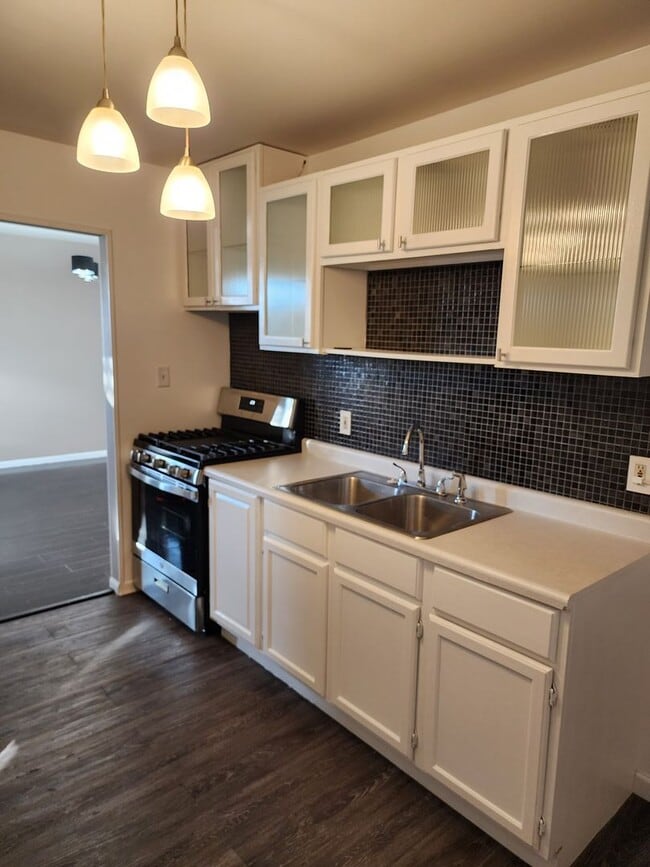 Building Photo - 3 Bedroom Home in Highland, IN