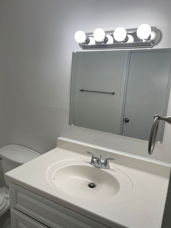 Building Photo - Modern 2-Bed, 1-Bath Oasis with Central Ai...