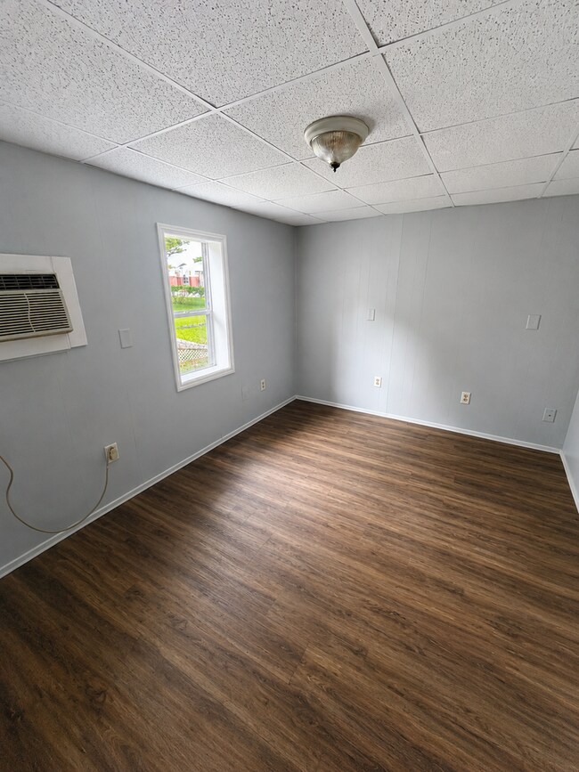 Building Photo - Cute 2BR/2BA HUGE ENCLOSED PORCH, Next to Stewart Middle, Tile Floors!