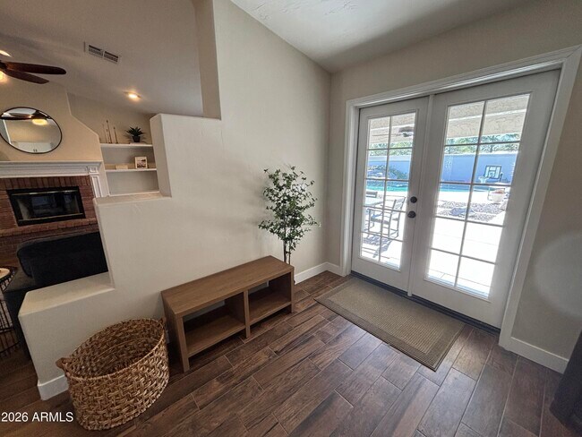 Building Photo - 2041 E Marquette Dr