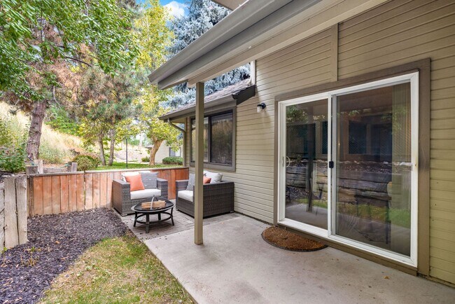 Building Photo - Private End-Unit Condo in Southeast Boise | Pool Access + Great Location