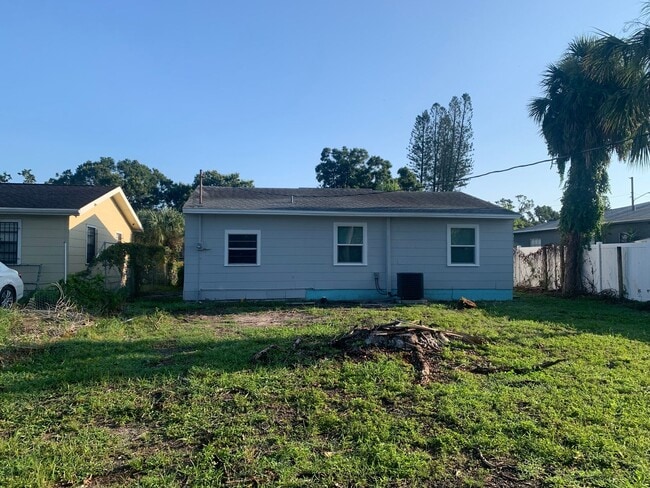 Building Photo - 2  Bedroom Single Family Home