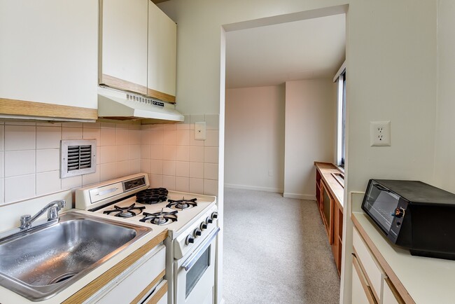 Building Photo - Spacious & Bright Studio at River Place East