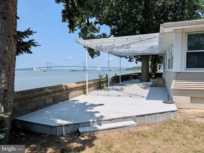Building Photo - 171 N River Dr