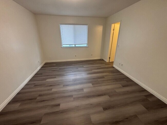 Building Photo - 2 Br/2 Ba. Condo on 2nd fl.