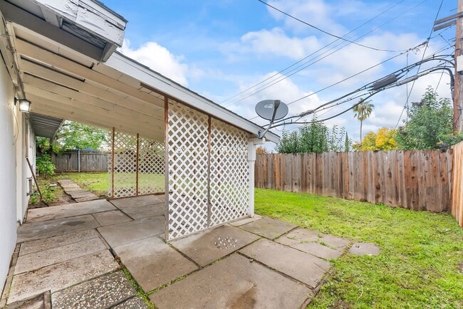 Building Photo - 6404 Stoneman Dr