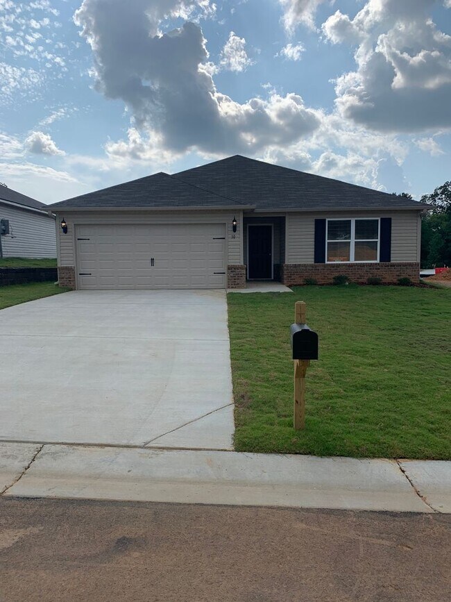Building Photo - *Pre-leasing* Three Bedroom | Two Bath Hom...