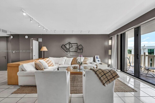 Building Photo - 1121 Crandon Blvd