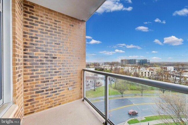 Building Photo - 5750 Bou Ave