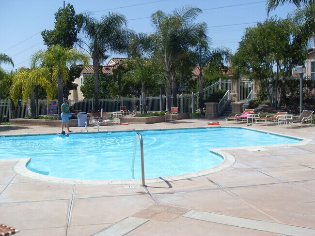 Building Photo - 2 BR / 2.5 BA 1420SQFT Chula Vista Apartment