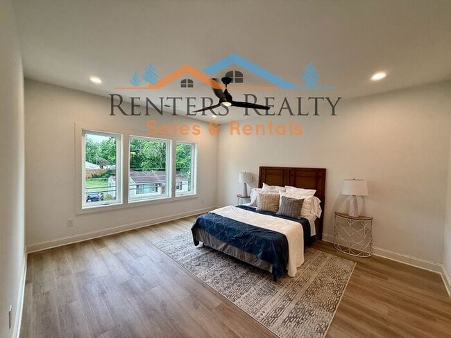 Building Photo - Stunning 3 Bedroom with Rooftop Terrace