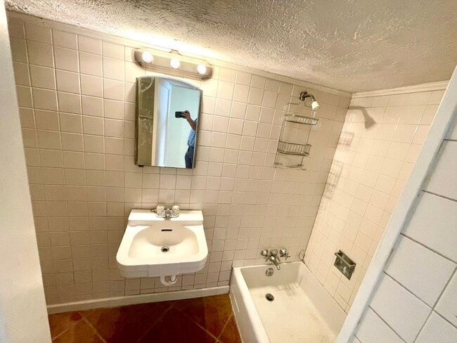 Building Photo - Spacious 1 Bed/2 Bath "Mother-In-Law" Suite in Belhaven!!!