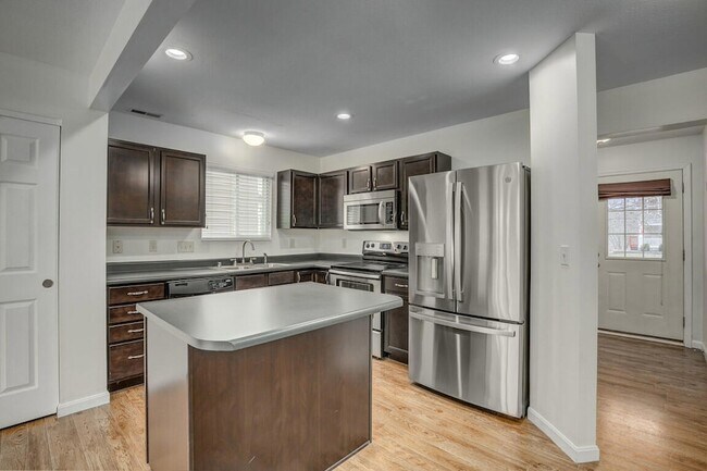 Building Photo - 10150 Meadow Glen Dr