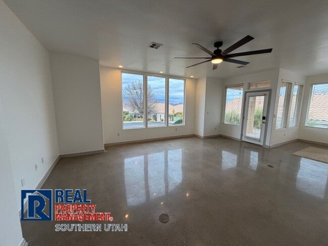 Building Photo - 4 Bedroom home on Oasis Dr