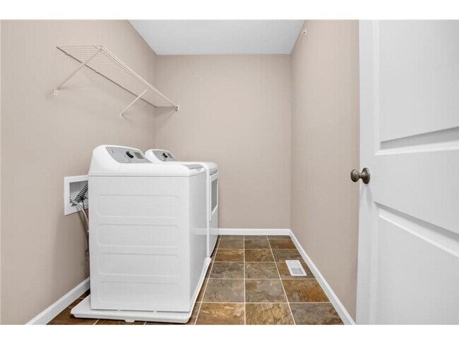 Building Photo - Rare 3 bed 4 bath updated almost 2300 sf townhouse in Woodbury!