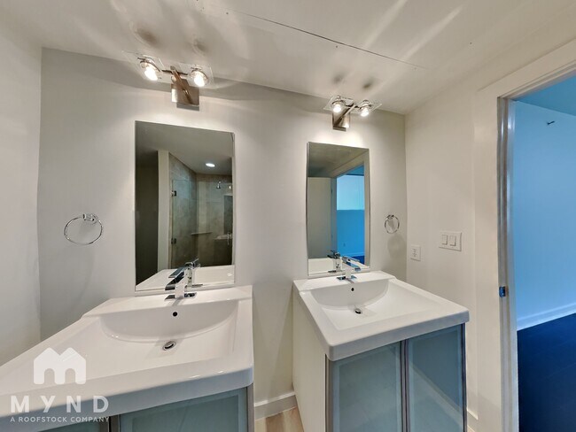 Building Photo - 4040 N Hall St