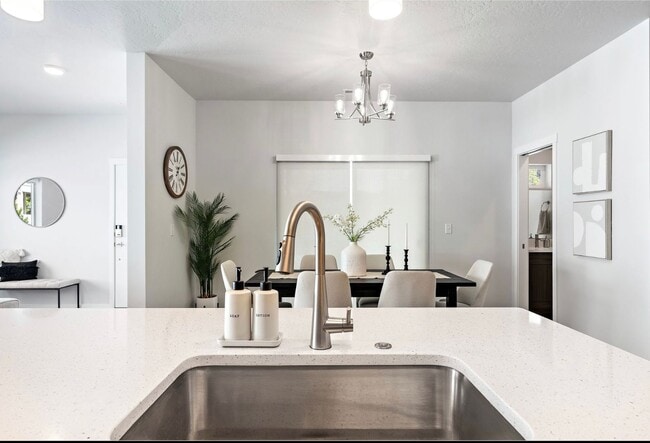 Building Photo - Boise 3 Bed 2.5 Bath 2 Car Garage Townhome AVAILABLE NOW!  $500 RENT CREDIT AT MOVE IN!