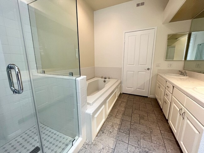 Building Photo - High vaulted ceilings open floor plan cond...