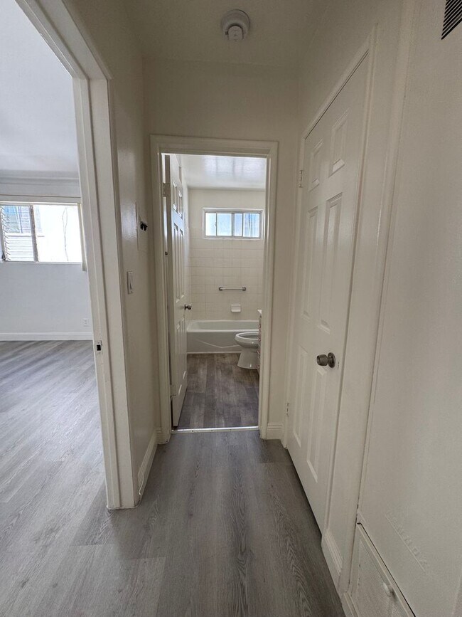 Building Photo - 333 Rexford Dr