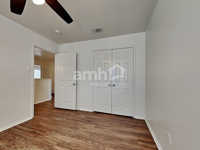 Building Photo - 1745 Cresthill Dr