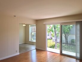 Building Photo - 977 Mangrove Ave