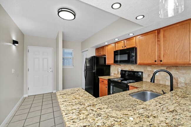 Building Photo - 2954 Sadina St