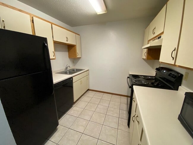 Building Photo - Serenity Heights Apartments - Student Apartme