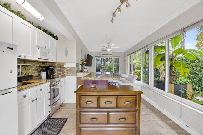Building Photo - 3207 Marine Dr